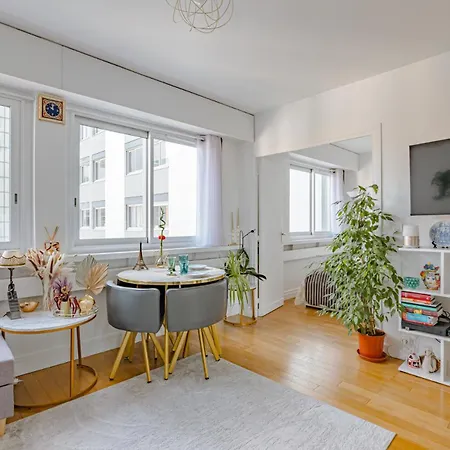 With Eiffel Tower View! Apartment Paris